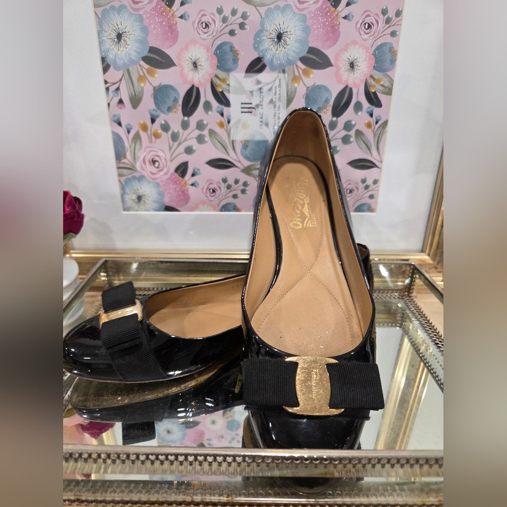 Salvatore Ferragamo Size 7 Vara Bow Flats – Black Patent Leather, Gold Logo